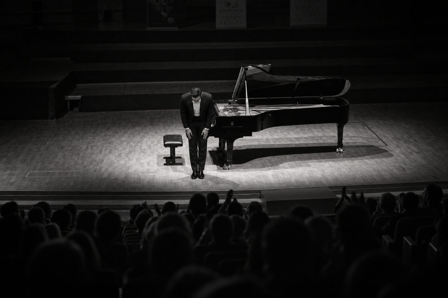 Simone Renzi bowing to the audience beside the grand piano