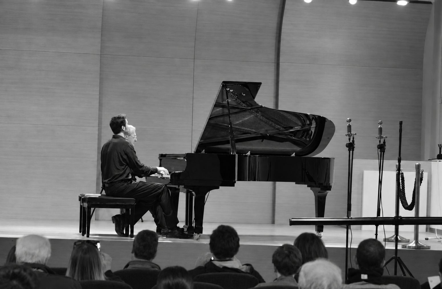 Pianoforte a coda sul palco durante l’esecuzione di Simone Renzi